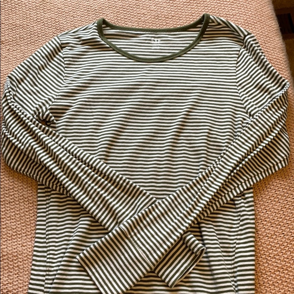 NWOT gap shirt